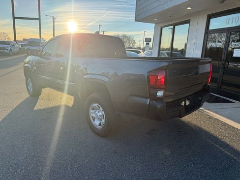 Used 2022 Toyota Tacoma SR image 6