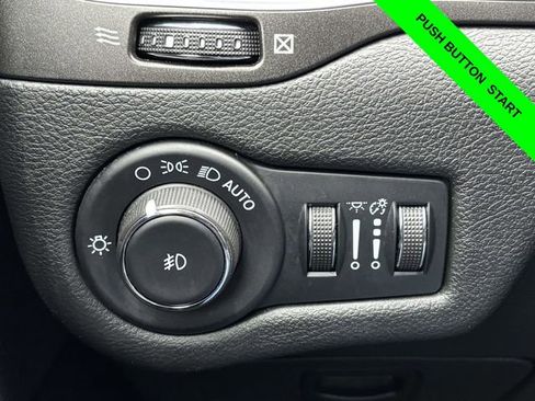 Used 2022 Jeep Cherokee Trailhawk image 11
