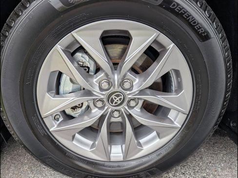 Used 2025 Toyota Sienna XLE image 21