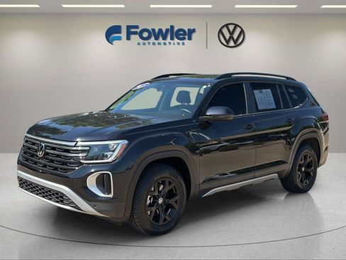 Used 2025 Volkswagen Atlas Peak Edition SE AWD/4WD image 3