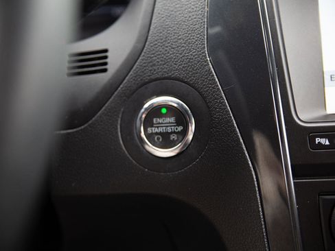 Used 2018 Ford Explorer XLT w/ Equipment Group 202A image 13