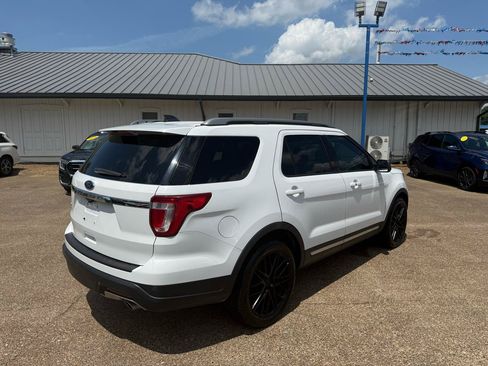 Used 2018 Ford Explorer XLT FWD image 5