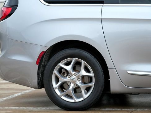 Used 2018 Chrysler Pacifica Limited FWD image 28