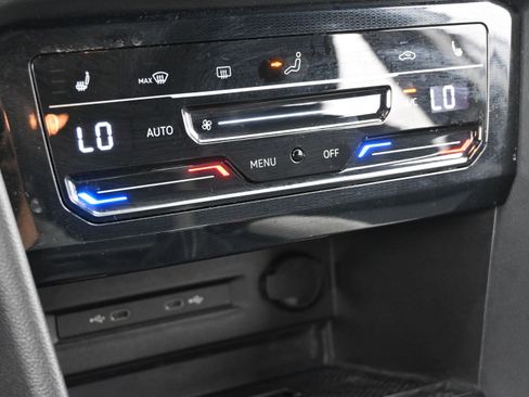 Used 2025 Volkswagen Taos SE FWD image 19