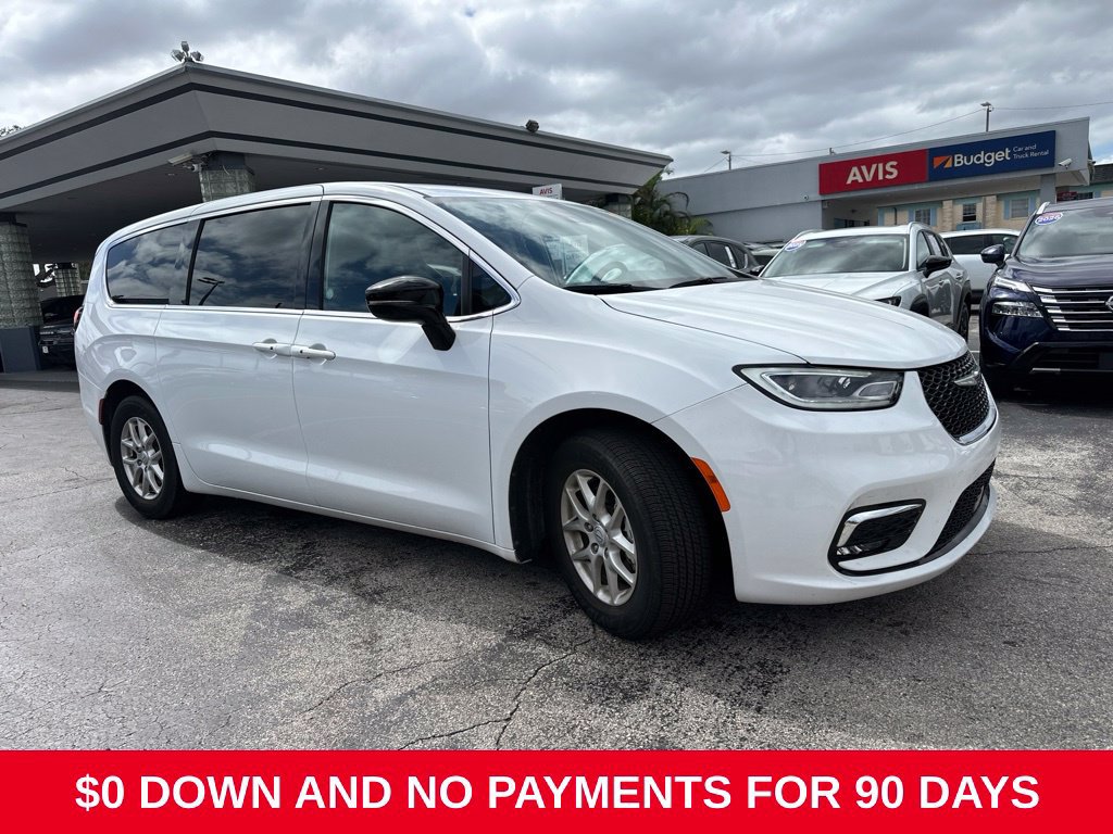 Used 2026 Chrysler Pacifica Select FWD image 2