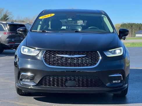 Used 2024 Chrysler Pacifica Touring-L FWD image 48