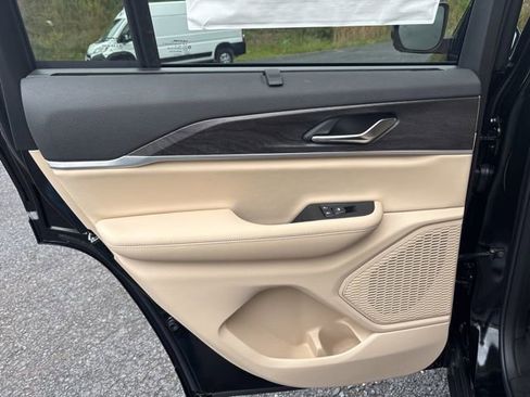 New 2025 Jeep Grand Cherokee Limited w/ Luxury Tech Group II image 14