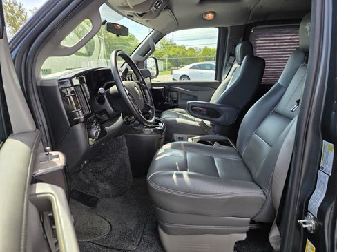 Used 2017 Chevrolet Express 2500 RWD image 39