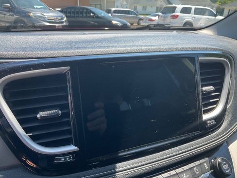 Used 2023 Chrysler Pacifica Touring-L FWD image 17