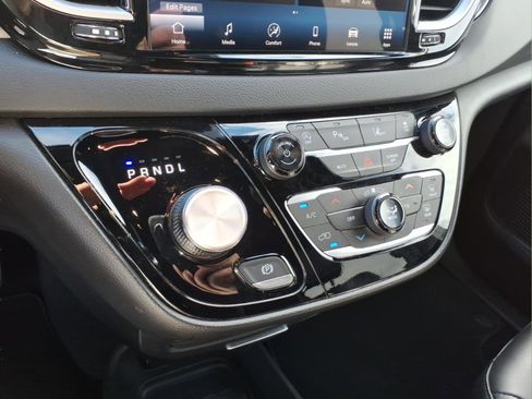 Used 2025 Chrysler Pacifica Select image 23