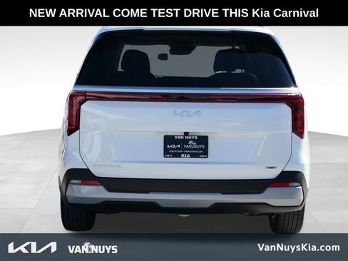 Used 2026 Kia Carnival EX image 5