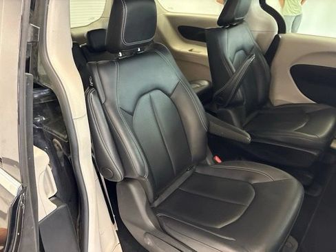 Used 2024 Chrysler Pacifica Limited FWD image 28