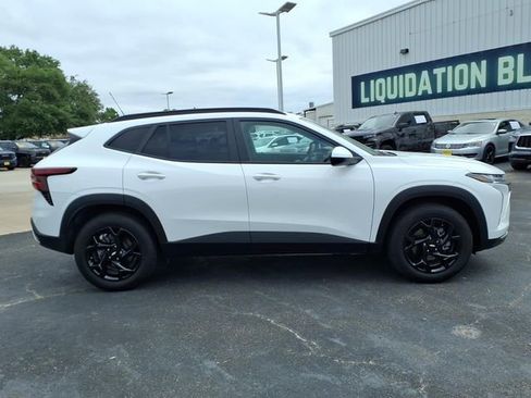 Used 2026 Chevrolet Trax LT w/ LT Convenience Package FWD image 4