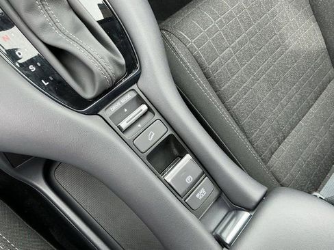 Used 2025 Honda HR-V LX image 21