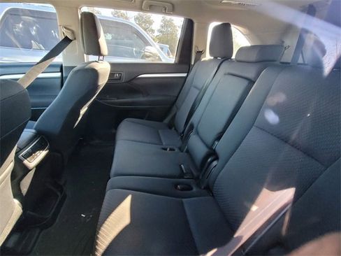 Used 2019 Toyota Highlander LE image 5