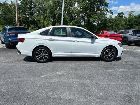 Used 2024 Volkswagen Jetta Sport FWD image 4