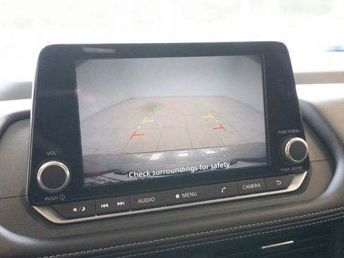 Used 2025 Nissan Rogue SV w/ SV Premium Package image 32