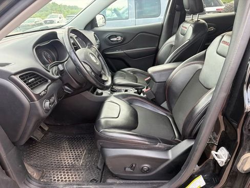 Used 2020 Jeep Cherokee Trailhawk w/ Cold Weather Group AWD/4WD image 4