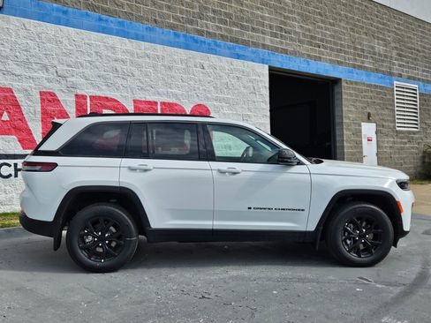 New 2026 Jeep Grand Cherokee Altitude AWD/4WD image 8
