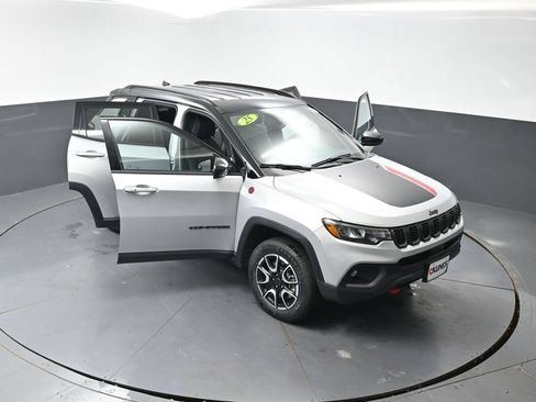 Used 2025 Jeep Compass Trailhawk AWD/4WD image 61