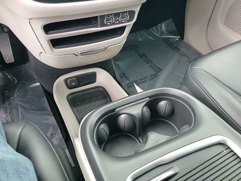 Used 2024 Chrysler Pacifica Limited FWD image 26