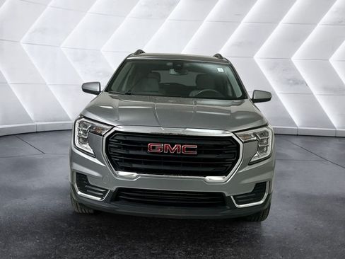 Used 2024 GMC Terrain SLE w/ Driver Convenience Package FWD image 2