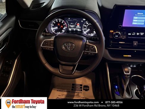 Used 2023 Toyota Highlander XLE AWD/4WD image 14