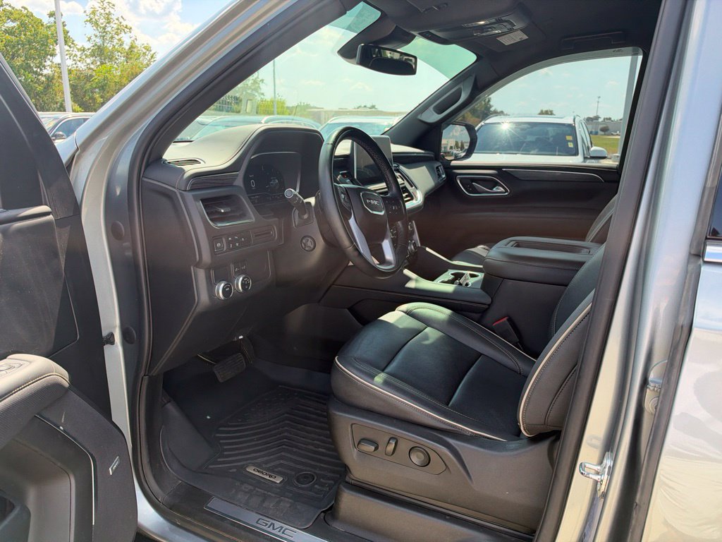 Used 2023 GMC Yukon XL SLT w/ SLT Luxury Package RWD image 12