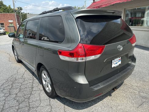 Used 2013 Toyota Sienna LE w/ Towing Pkg FWD image 3