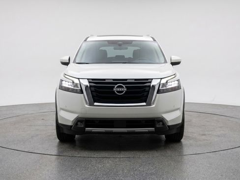 Used 2025 Nissan Pathfinder SV FWD image 2