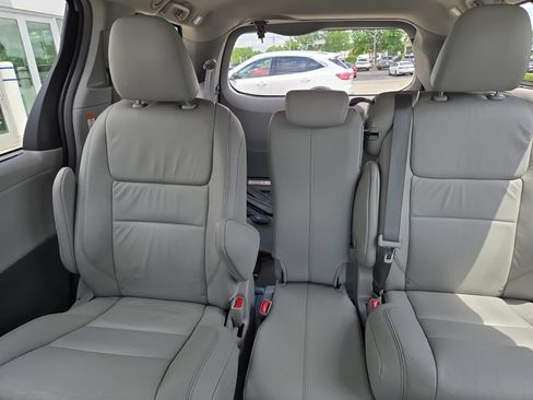 Used 2017 Toyota Sienna XLE FWD image 29