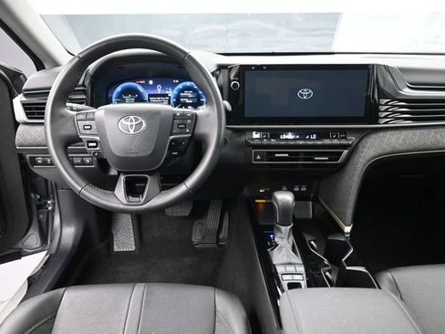 Used 2025 Toyota Camry XLE AWD/4WD image 11