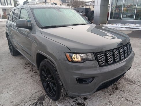 Used 2021 Jeep Grand Cherokee Laredo X image 2