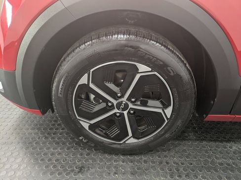 Certified 2024 Kia Niro EX image 7