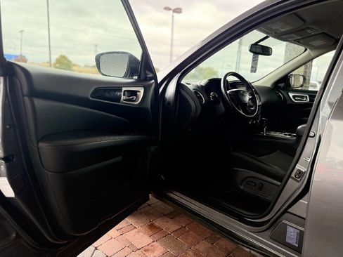 Used 2020 Nissan Pathfinder SV image 23