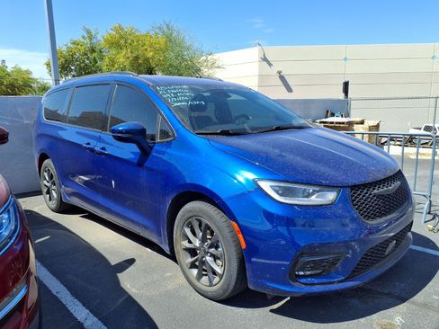 Used 2021 Chrysler Pacifica Touring w/ S Appearance Package FWD image 2
