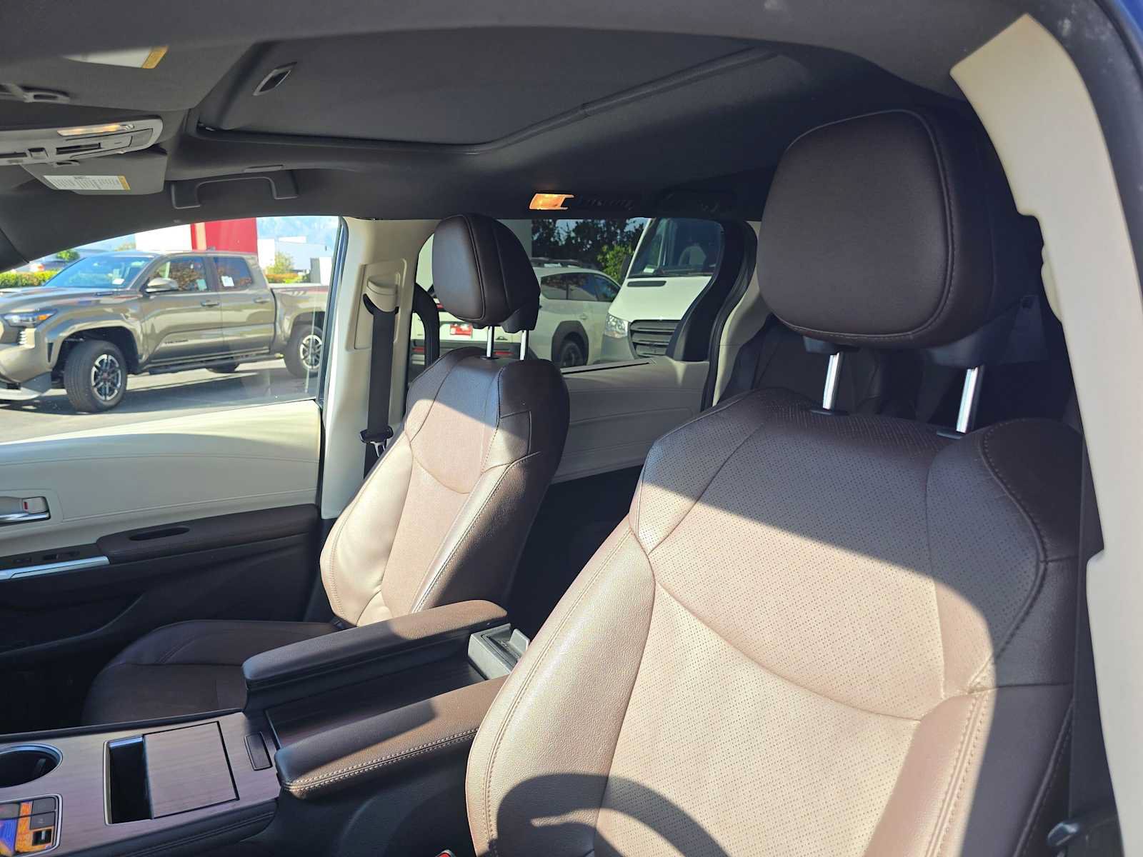 Used 2023 Toyota Sienna Platinum FWD image 25
