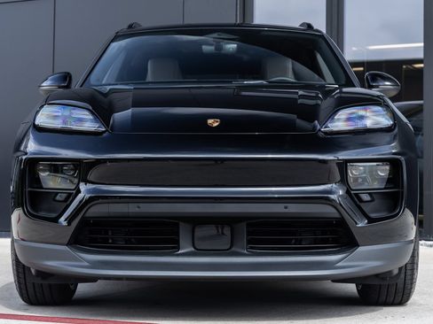 Certified 2025 Porsche Macan Electric RWD image 8