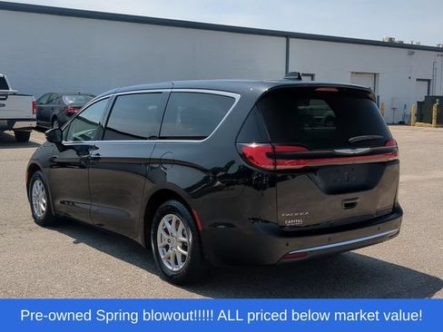 Used 2023 Chrysler Pacifica Touring-L FWD image 11