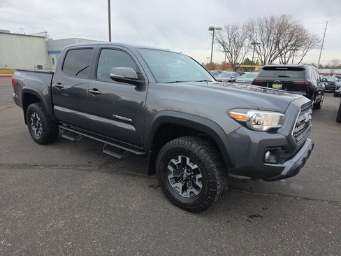 Used 2017 Toyota Tacoma TRD Off-Road image 7