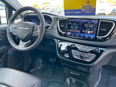 Used 2025 Chrysler Pacifica Select FWD image 62