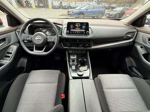 Used 2023 Nissan Rogue SV image 11