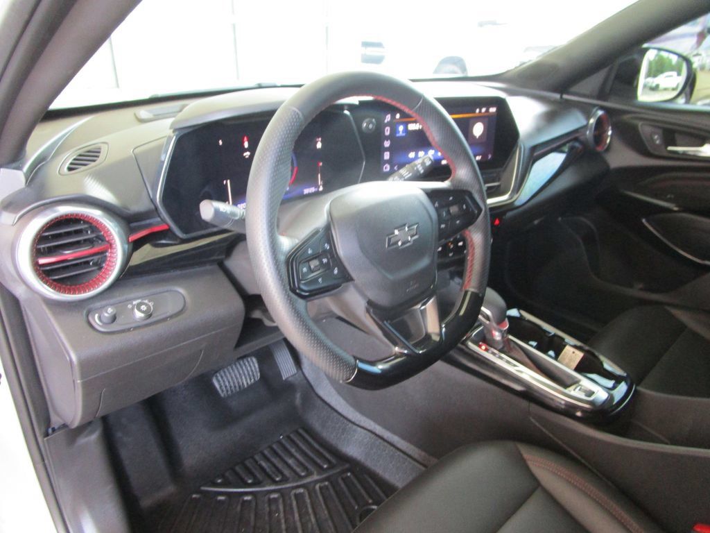 Used 2025 Chevrolet Trax RS w/ Sunroof Package FWD image 19