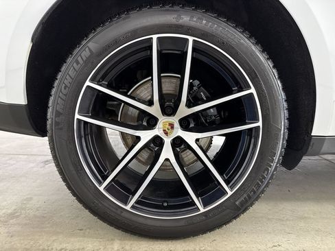 Certified 2024 Porsche Macan AWD/4WD image 16