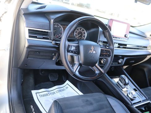 Used 2023 Mitsubishi Outlander SE FWD image 15