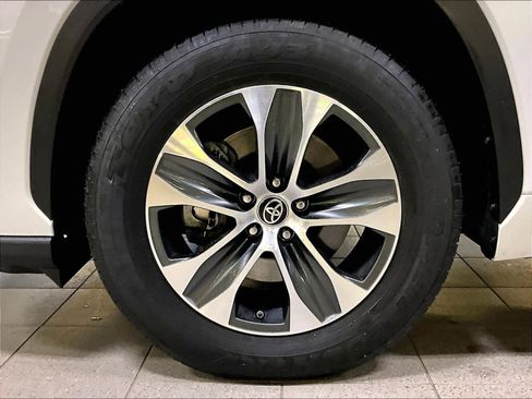 Used 2023 Toyota Highlander XLE image 7