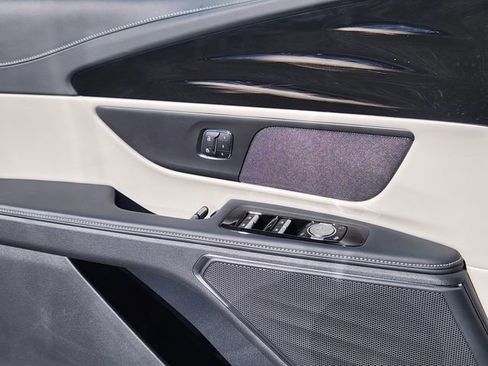 New 2025 Lincoln Nautilus Premier image 9