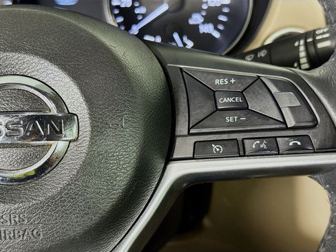 Used 2017 Nissan Rogue SV w/ SV Premium Package image 14