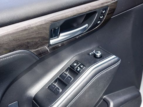 Used 2024 Toyota Highlander Limited image 27