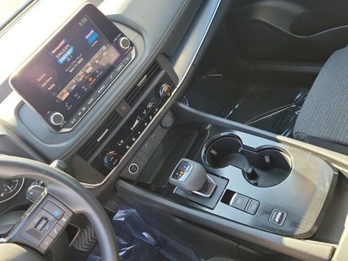 Used 2023 Nissan Rogue SV image 34